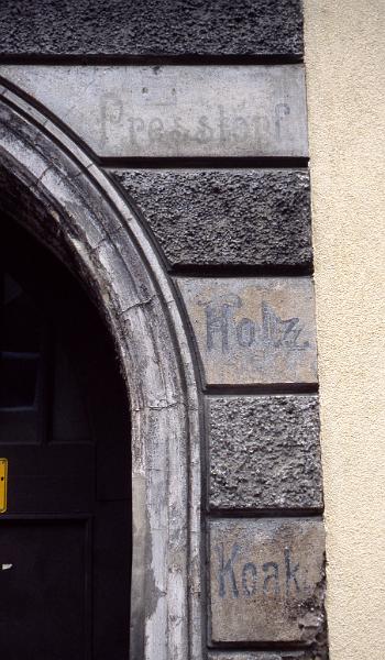 Leipzig-Lindenau, Güntherstr. 11, 21.11.1998 (4).jpg - Presstorf, Holz, Koaks